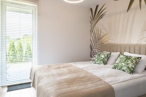 1 habitación, tabla de planchar con plancha y cuna de viaje 