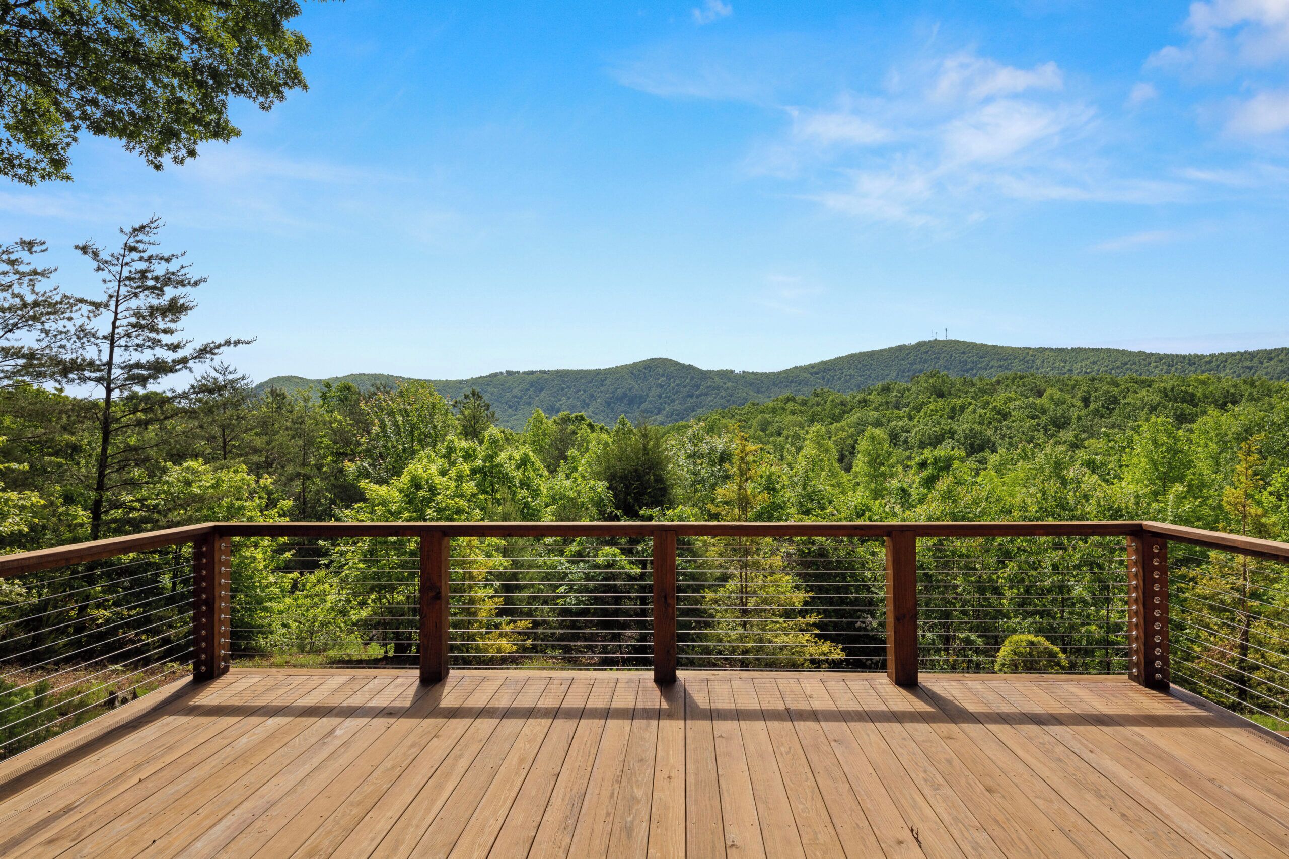 Charming 3-bedroom cabin in marvelous Saluda with amazing views!