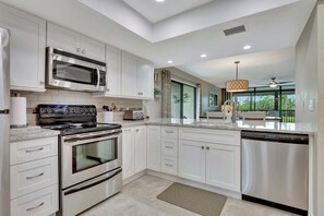 冷蔵庫、電子レンジ、オーブン、コンロ