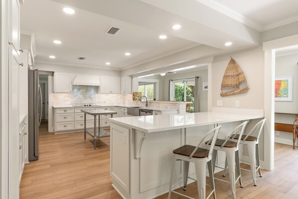 Fridge, microwave, oven, stovetop - East Beach Oasis near Gould's Inlet, sleeps 10 (St Simons Island)