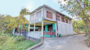 Front of property - SPOT ON 92873 Losmen Parikesit (Parangtritis)