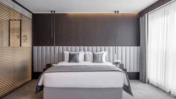 Phòng Suite Junior | Bộ trải giường bằng vải Frette của Ý, bộ đồ giường cao cấp, minibar