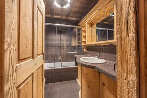 Bañera, secador de pelo, toallas