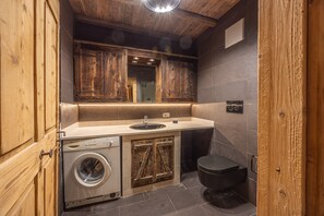 Badewanne, Haartrockner, Handtücher