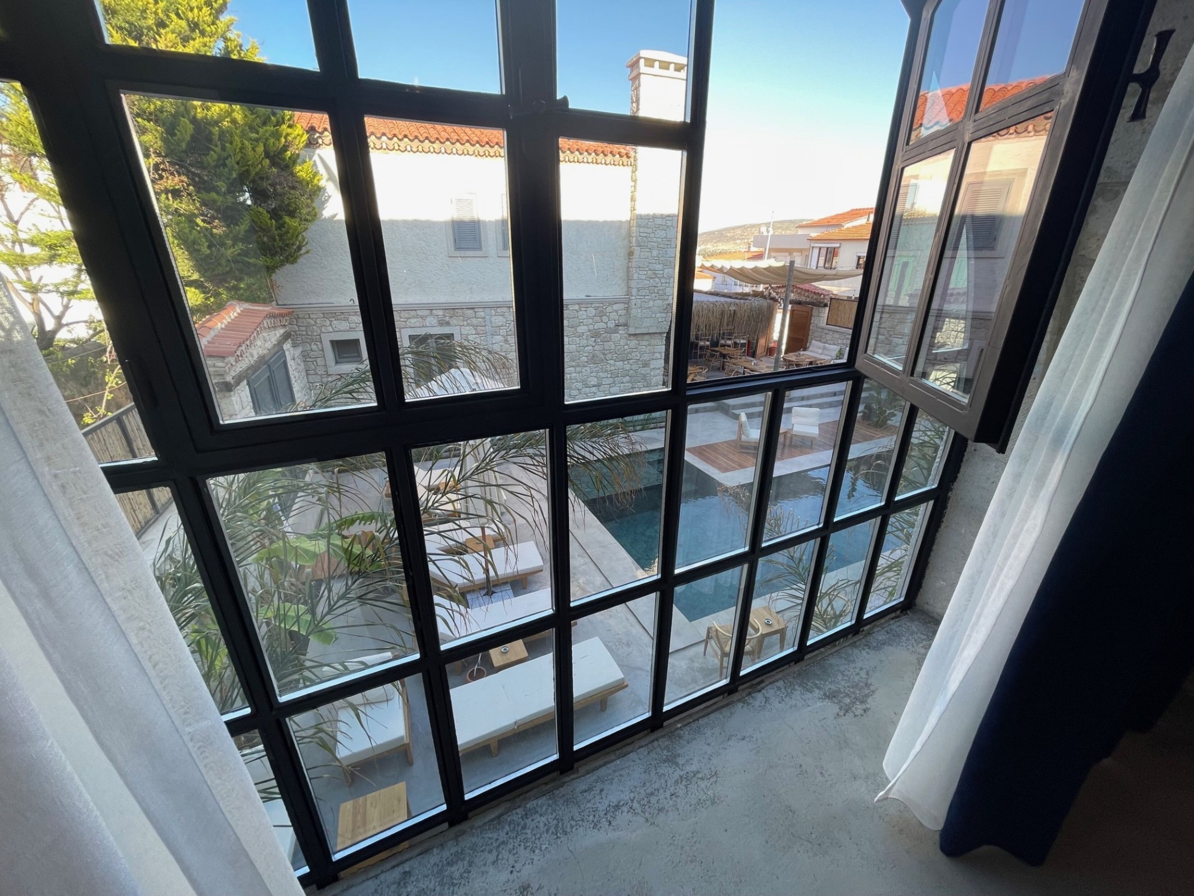 deluxe pool view room | Room amenity