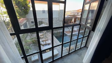 deluxe pool view room | Room amenity