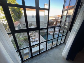 deluxe pool view room | 客房服务设施