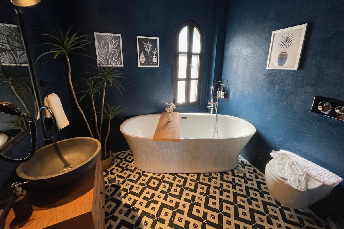 Exlusive Bathtub Room | Baño | Tina profunda, regadera tipo lluvia, amenidades de baño gratuitas