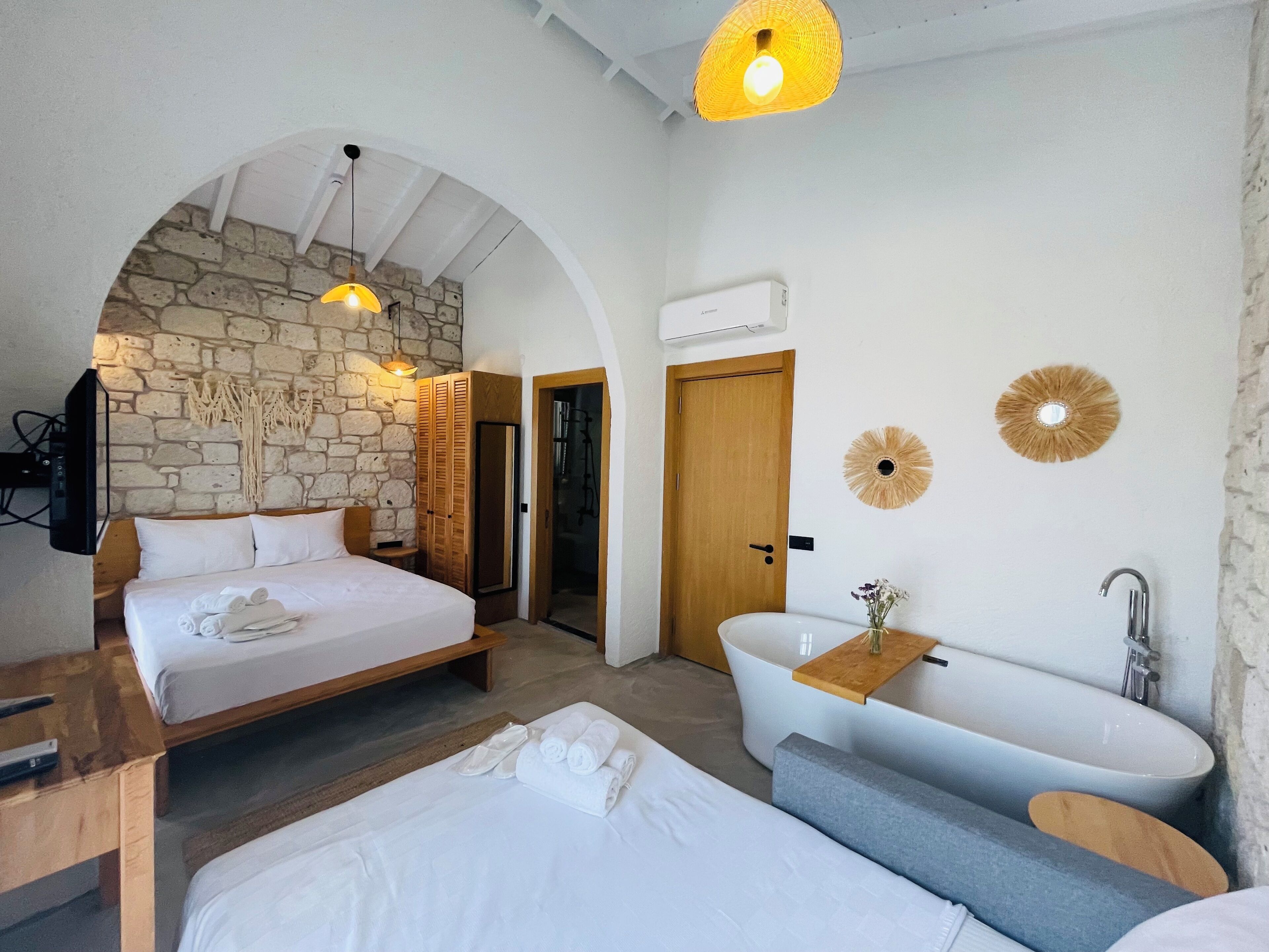 独特四人房, 1 间卧室, 浴缸, 泳池景观 | 埃及棉床单、高档床上用品、记忆海绵床垫、客房内保险箱