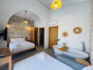 Neljän hengen exclusive-huone, 1 makuuhuone, kylpyamme, näköala uima-altaalle | Egyptinpuuvillaiset lakanat, ylelliset vuodevaatteet