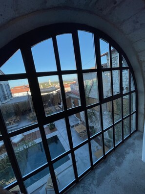 deluxe pool view room | 客房設施服務