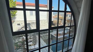 Deluxe kamer, 1 tweepersoonsbed, balkon, uitzicht op zwembad | Lakens van Egyptisch katoen, luxe beddengoed