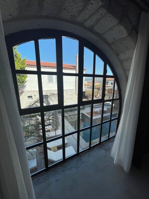 deluxe pool view room | Egyptian cotton sheets, premium bedding, memory foam beds, in-room safe - Rhea Alacati (Cesme)