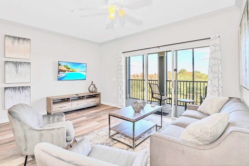 Upstay: Modern Condo w Outdoor Pool - Near Disney!