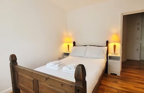 4 bedrooms, bed sheets