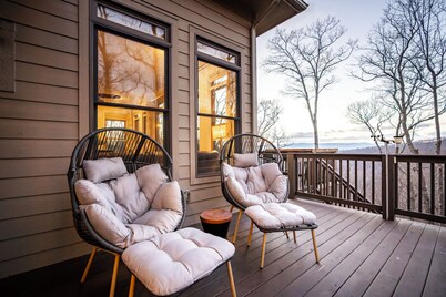 Stunning Views, Hot Tub, Impeccable Design