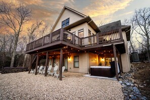 Exterior - Stunning Views, Hot Tub, Impeccable Design (Wintergreen Resort)