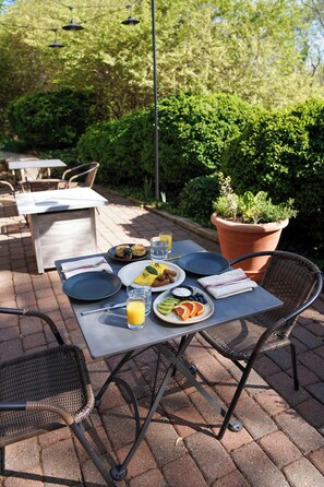 Free daily full breakfast - The Crossroads Inn (North Garden)