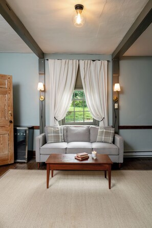 Frette Italian sheets, premium bedding, down duvets - The Crossroads Inn (North Garden)