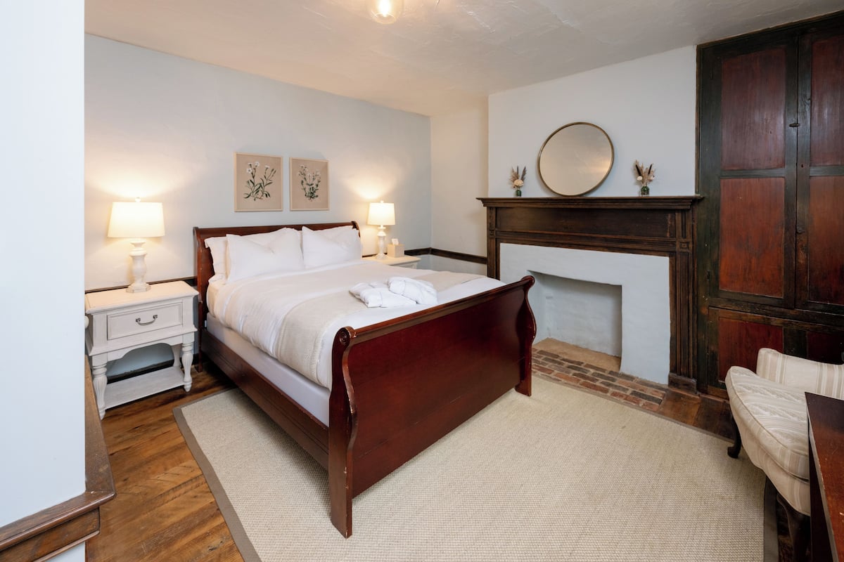 1 bedroom, Frette Italian sheets, premium bedding, down comforters