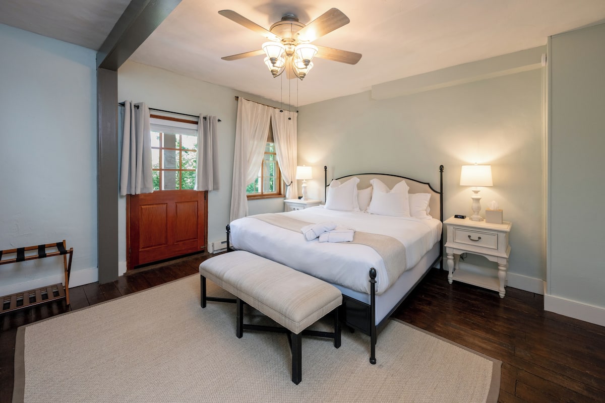 1 bedroom, Frette Italian sheets, premium bedding, down comforters