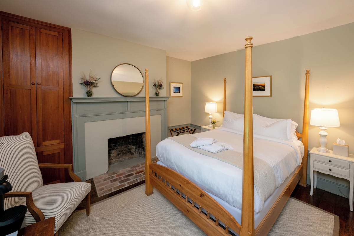 1 bedroom, Frette Italian sheets, premium bedding, down comforters