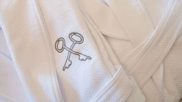 Una toalla blanca doblada con bordado de cerradura.
