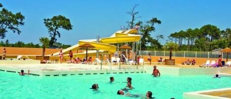 Utomhuspool och uppvärmd pool