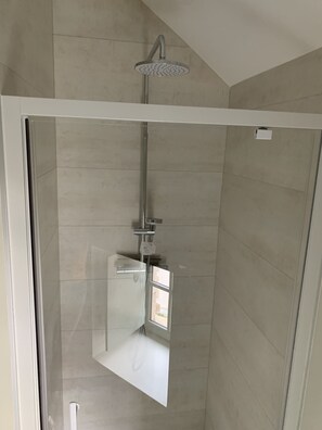 Dusche, Haartrockner, Handtücher, Toilettenpapier