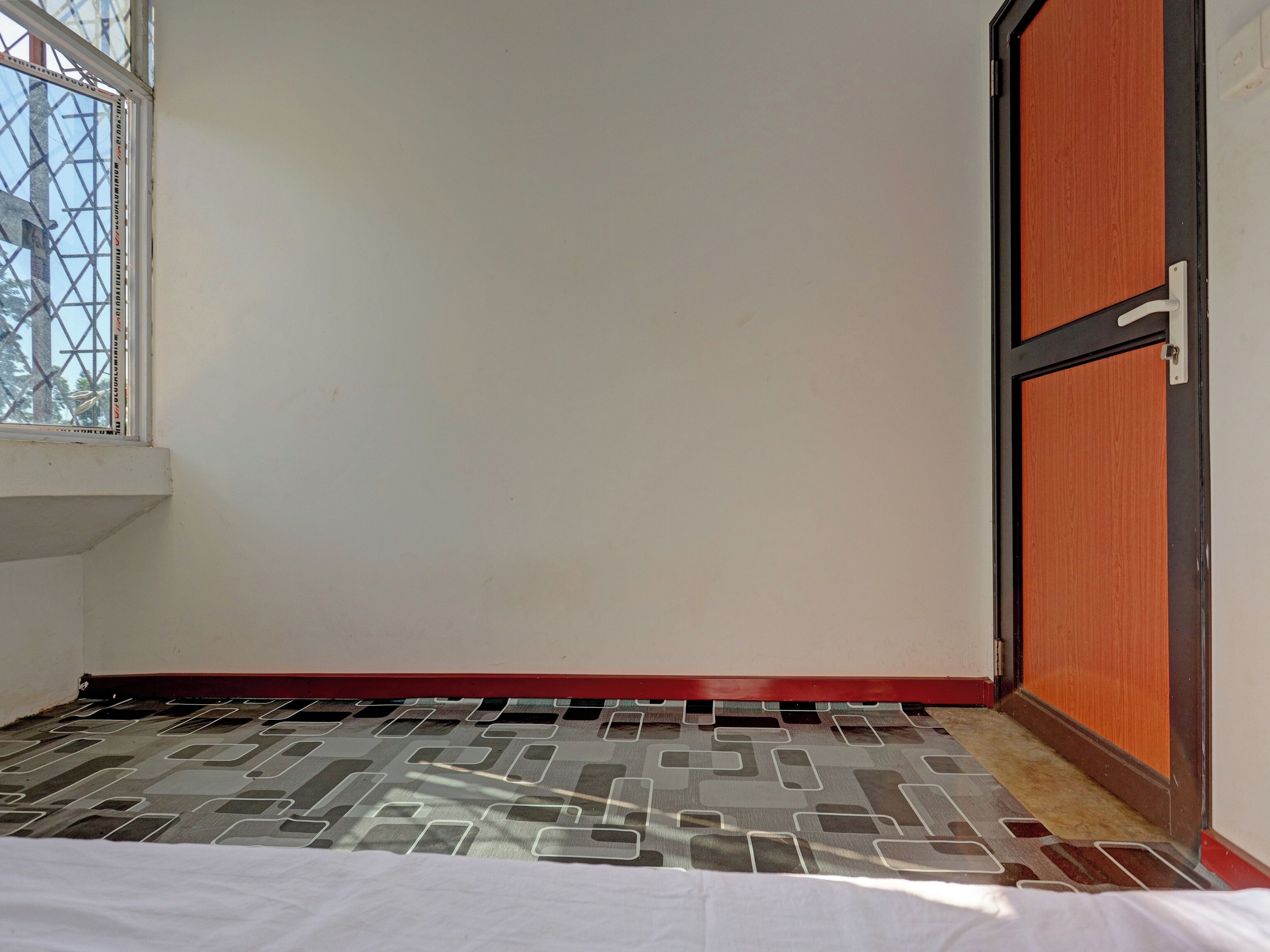 Economy Double Room | Laptop workspace, bed sheets