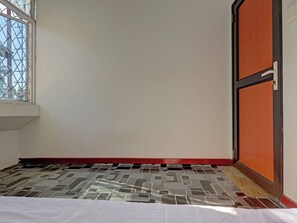 Chambre Double Économique | Espace de travail pour ordinateur portable, draps fournis