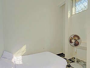 Economy Double Room | Laptop workspace, bed sheets