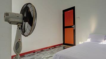 Chambre Double Ăconomique | Espace de travail pour ordinateur portable, draps fournis