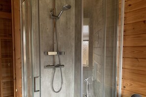 Separate bathtub and shower, deep-soaking bathtub, hair dryer, towels - Lodge With River View - Sleeps 6 - pet Friendly (Hawick)