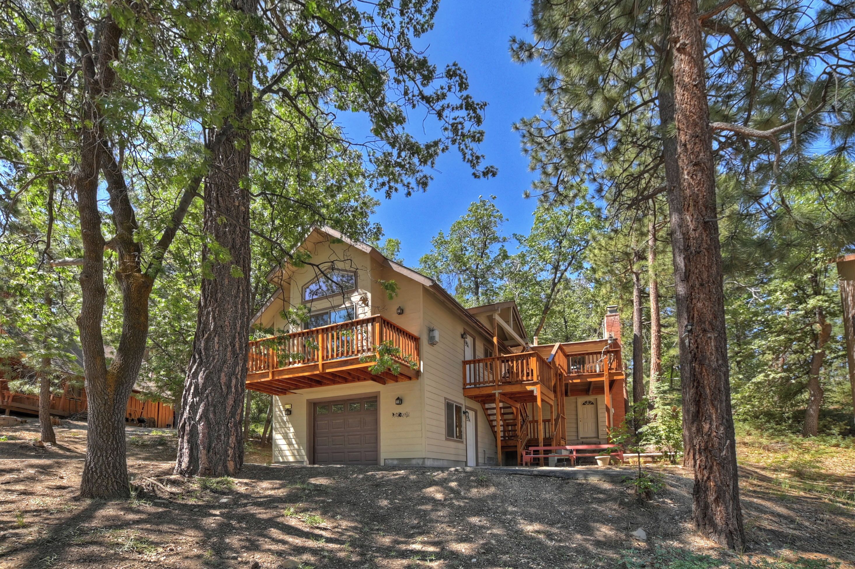 Multi-unit getaway close to Bear Mountain Ski Resort with large deck, BBQ + more