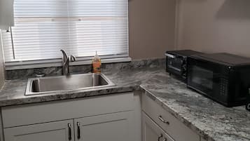 Refrigerador, microondas, cafetera y tetera y tostadora