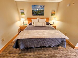 1 bedroom, WiFi, bed sheets - Walk to the slopes! Base Area Location w/ Free Shuttle! Shared Hot Tub & Pool! G (Mt. Crested Butte)