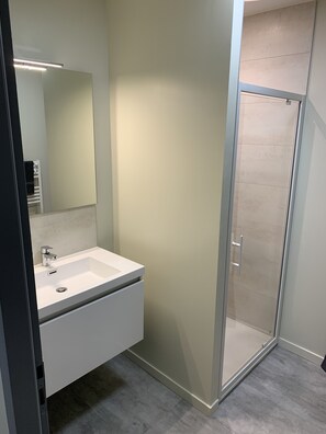 Shower, hair dryer, towels, toilet paper - Appartement Torii - Maulévrier Cholet Puy du Fou (Maulevrier)
