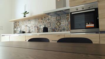 Frigorifero, forno, piano cottura, lavastoviglie