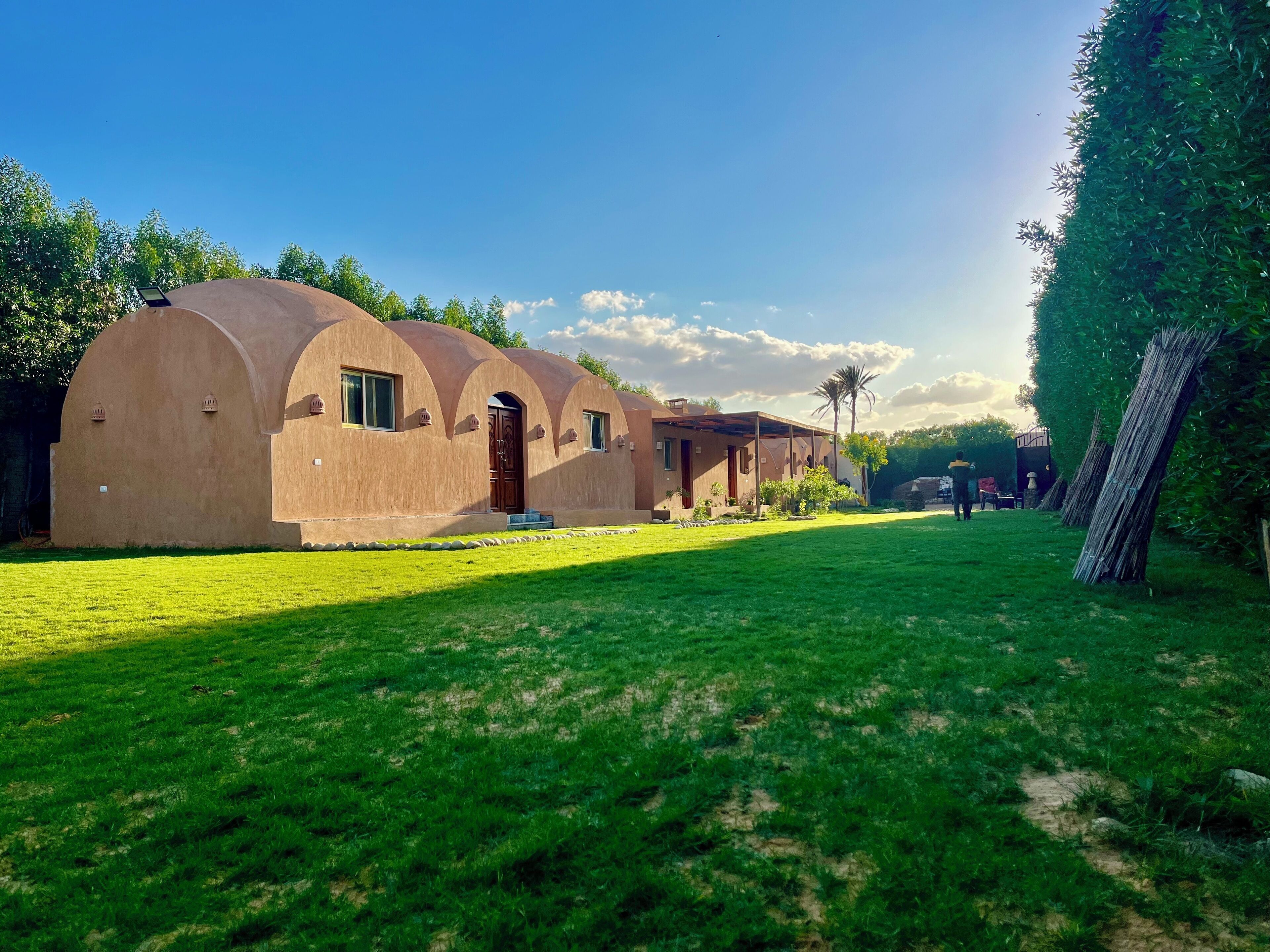 Minibar, muebles diferentes y espacio para trabajar con laptop 