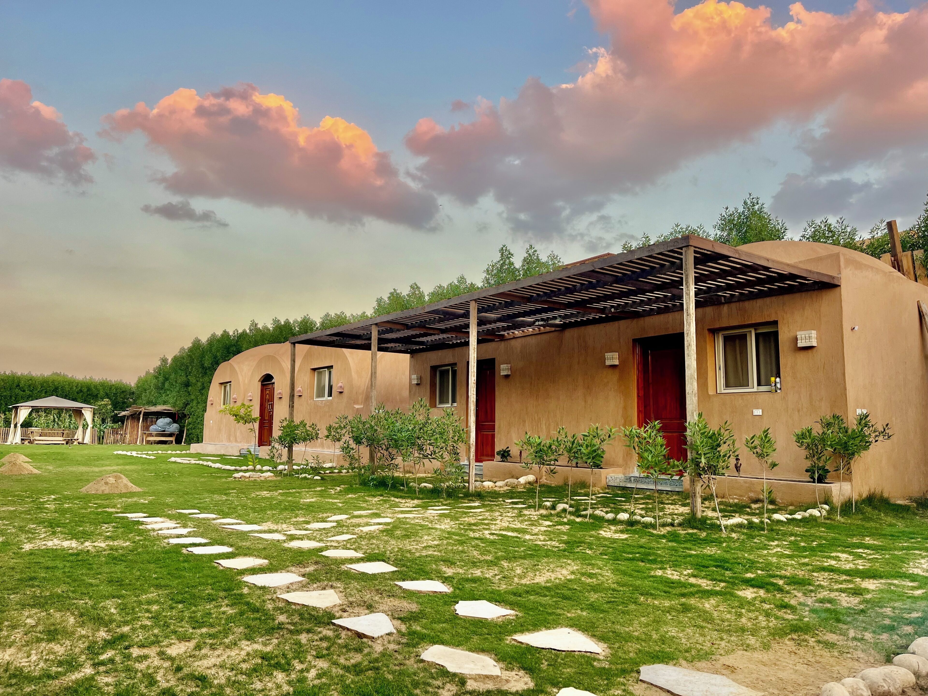 Minibar, muebles diferentes y espacio para trabajar con laptop 