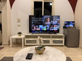 Televisión LED, chimenea, películas con cargo, oficina