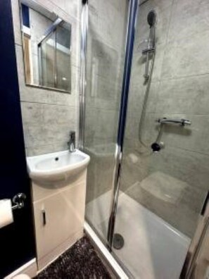 Toalettartikler (inkludert), hårføner, håndklær og toalettpapir