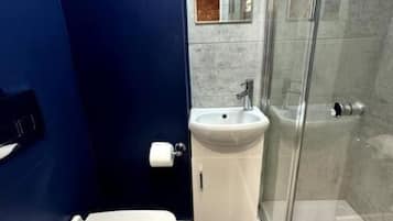 Kostenlose Toilettenartikel, Haartrockner, Handtücher, Toilettenpapier