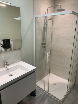 Dusche, Haartrockner, Handtücher, Toilettenpapier