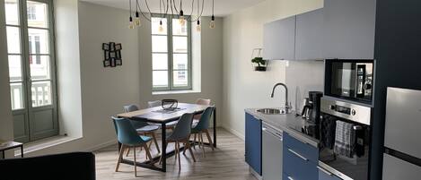 Kjøleskap, mikrobølgeovn, ovn og kokeplater