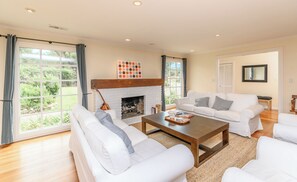 Fernseher, Kamin, Bücher, Musikbibliothek