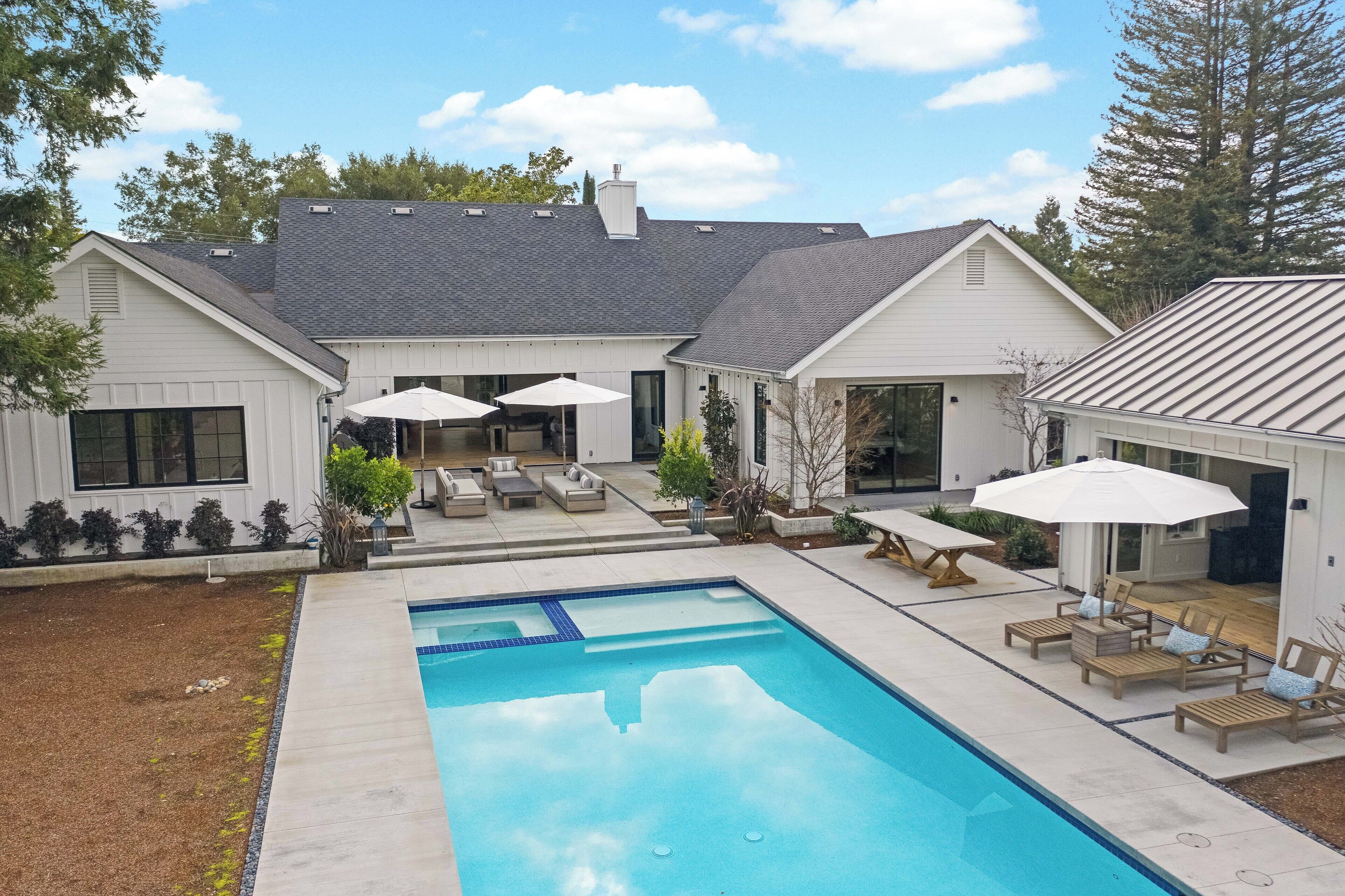 Apple Tree - Your luxury modern farmhouse awaits. 30+ Day Luxury Rental