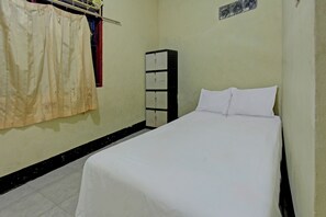 Economy Double Room | Bed sheets - Hotel O Penginapan 3 Bersaudara Near Pasar Sengkol (Janapria)