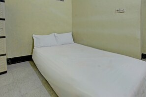 Bed sheets - Hotel O Penginapan 3 Bersaudara Near Pasar Sengkol (Janapria)